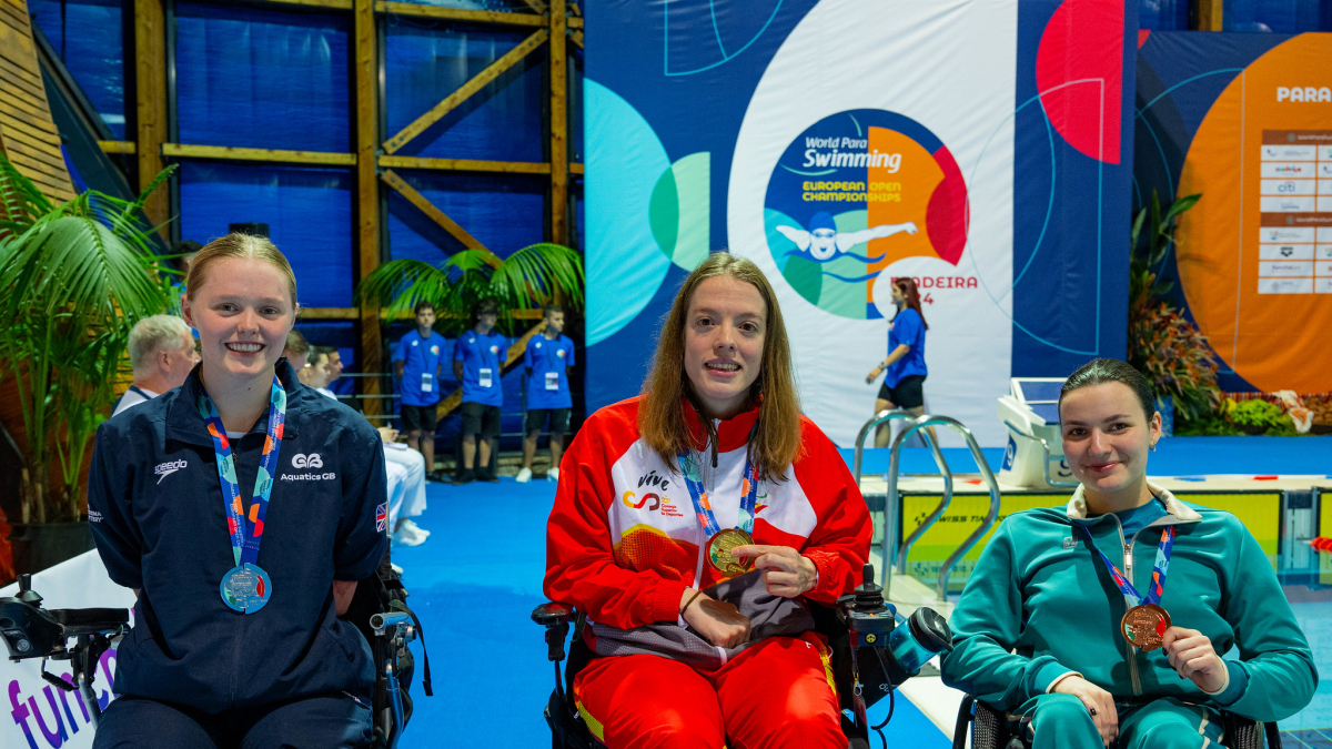 Marta Fernández posa con la medalla en Portugal.