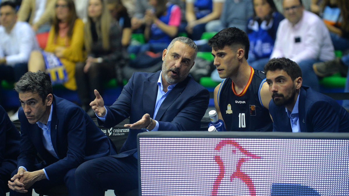 Cuspinera charla con Corbalán durante el partido contra Oviedo en el Coliseum.