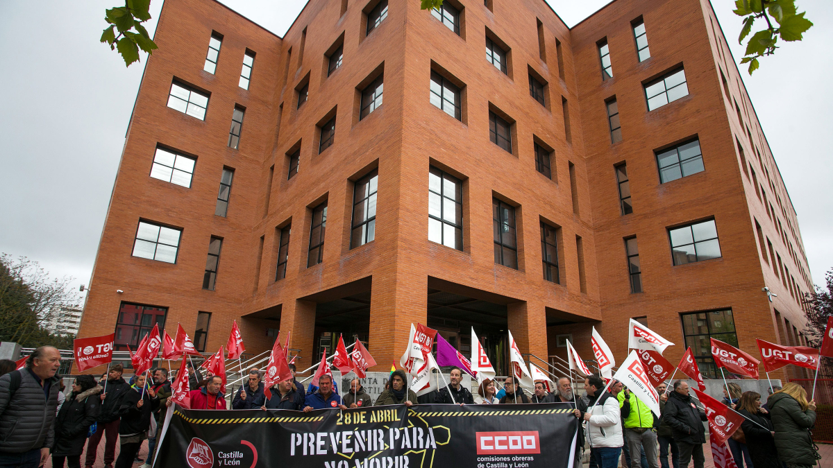 Los sindicatos reivindicaron la prevención de riesgos laborales frente a la sede de la Delegación de la Junta en Burgos.