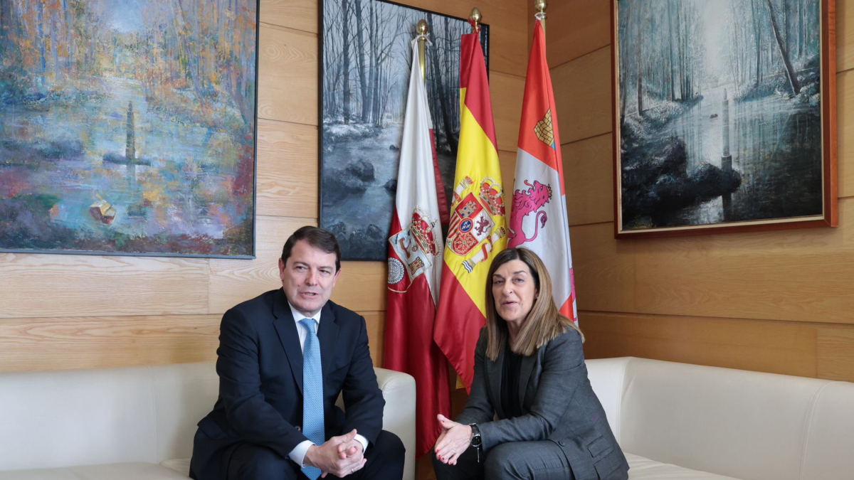 Los presidentes de la Junta de Castilla y León y de Cantabria, Alfonso Fernández Mañueco y María José Sáenz de Buruaga