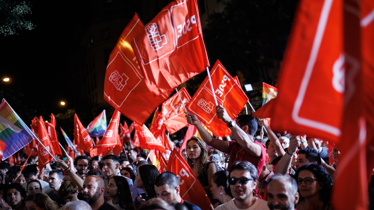 Archivo - Simpatizantes del PSOE celebran los resultados obtenidos en la jornada electoral de los comicios generales en la sede del Partido Socialista en la calle Ferraz, a 23 de julio de 2023, en Madrid (España).