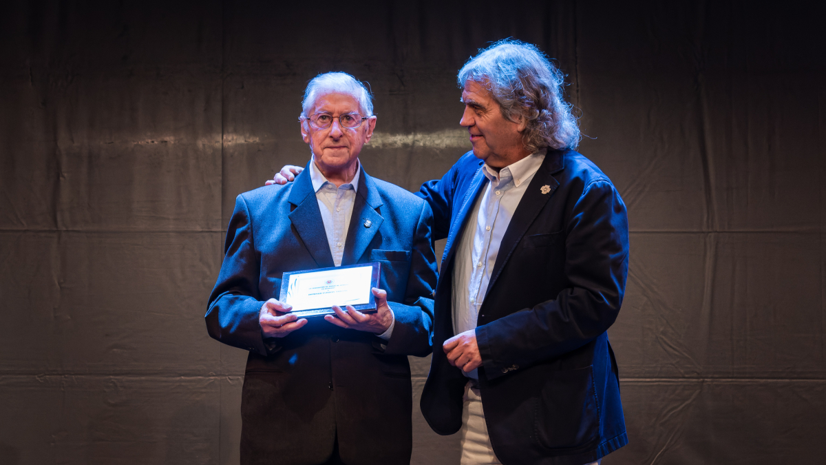 Domingo Esteban, de la peña San Juan del Monte, junto a Miguel Santamaría, presidente de la Federación de Fajas, Blusas y Corpiños.