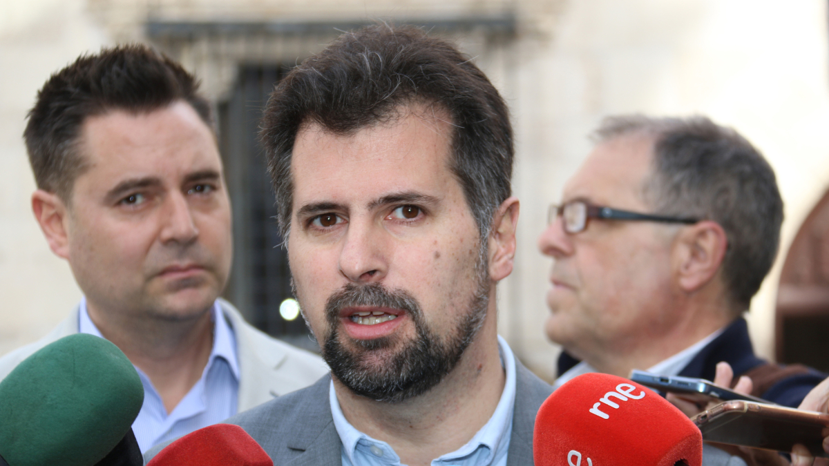 Archivo - Tudanca atiende a los medios en Burgos.