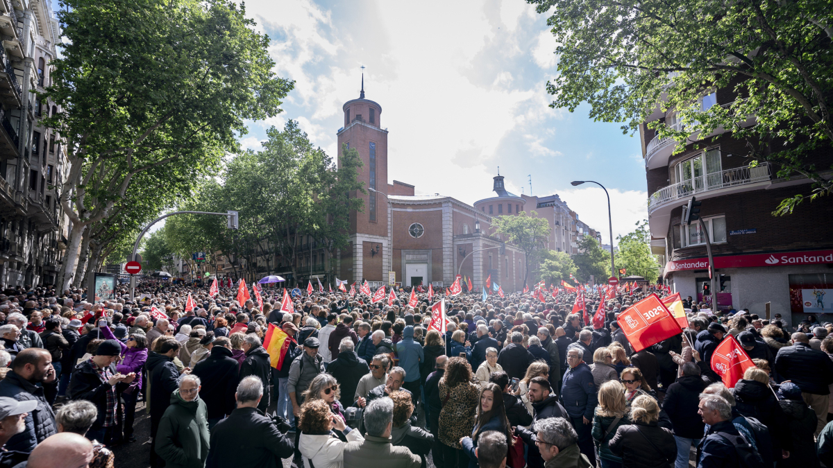 Miles de personas durante una concentración en la calle de Ferraz en apoyo al presidente del Gobierno, Pedro Sánchez, en la sede del PSOE, a 27 de abril de 2024, en Madrid (España).