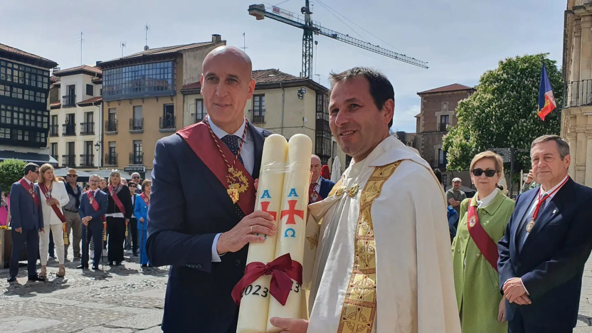 El alcalde de León, junto con un representante del Cabildo de San Isidoro, en la ceremonia de Las Cabezadas del pasado año.