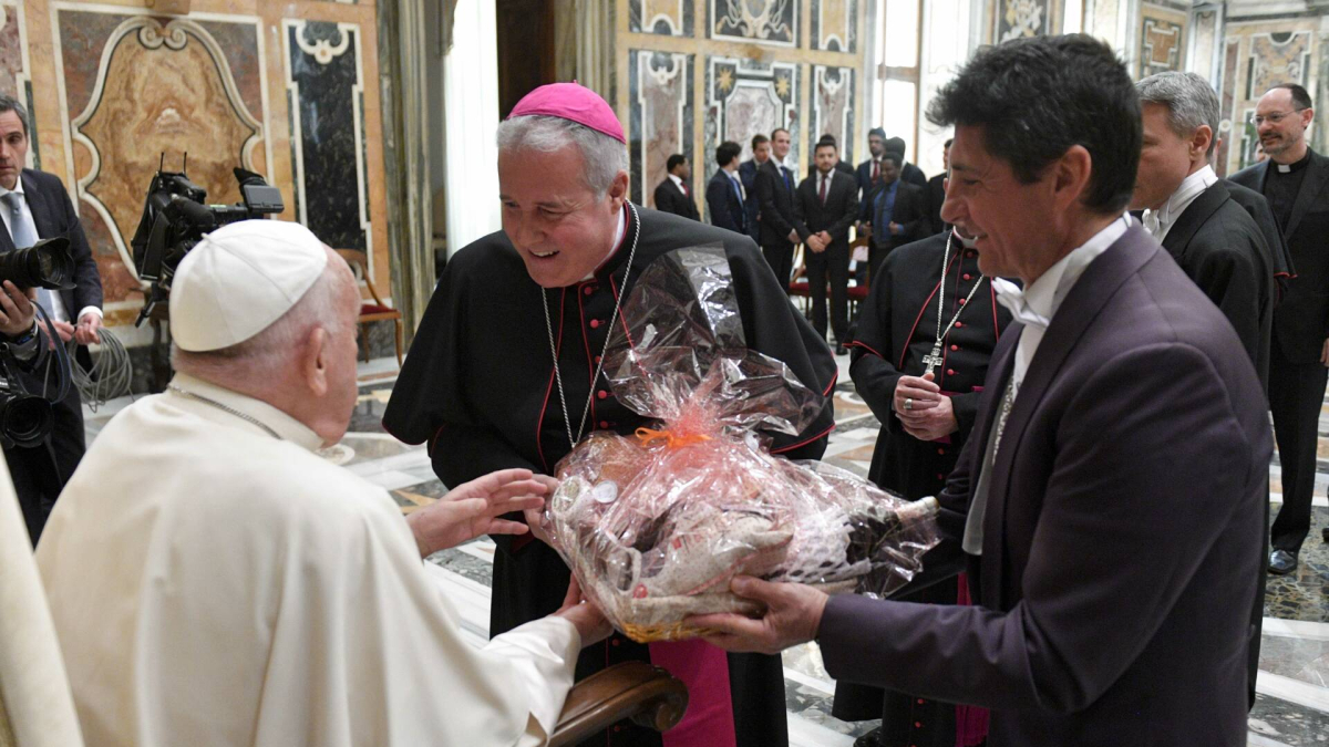 Iceta entrega al Papa los productos gastronómicos que le regalaron los seminaristas.