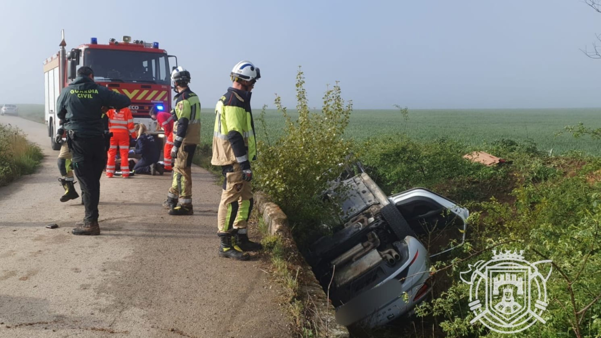 Bomberos y Guardia Civil intervienen en el accidente en el que ha fallecido un varón en Villasandino (Burgos).