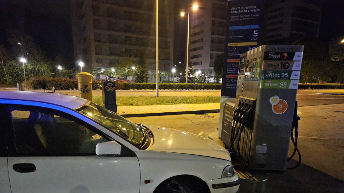 Un coche choca contra una gasolinera en la calle Arca Real.