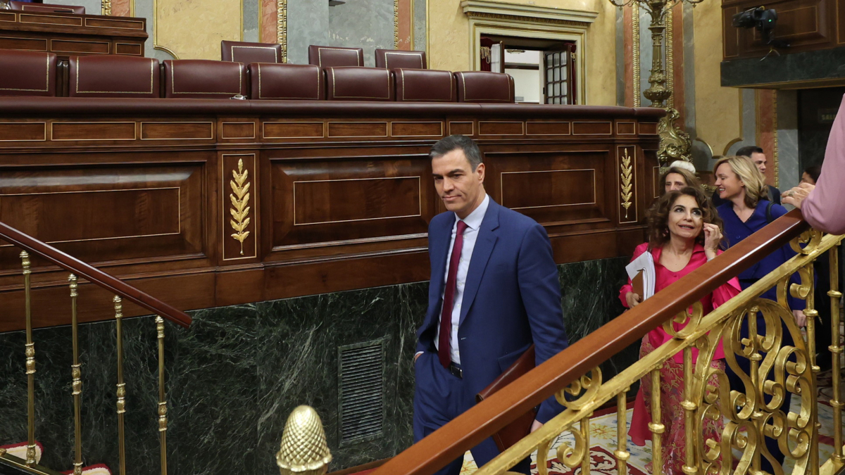 El presidente del Gobierno, Pedro Sánchez, y la vicepresidenta primera y ministra de Hacienda, María Jesús Montero, a su llegada a una sesión de control al Gobierno, en el Congreso de los Diputados, a 24 de abril de 2024, en Madrid (España).