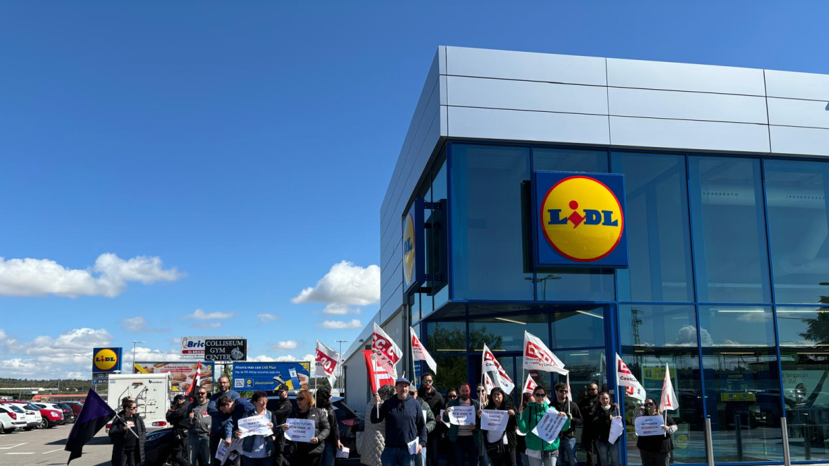 Concentración convocada por CCOO en apoyo a la trabajadora despedida por Lidl