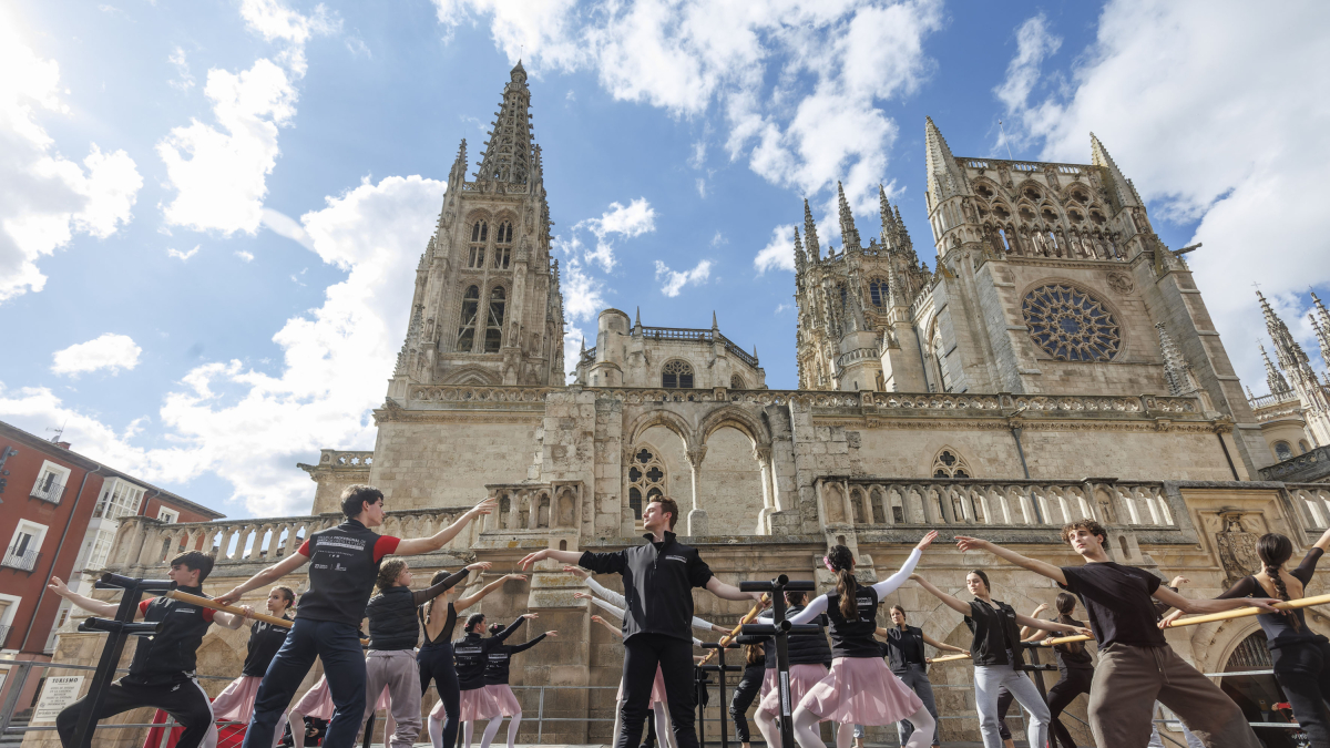 El alumnado de 3º y varones de 5º y 6º de Danza Clásica marcaban los ejercicios propuestos para los asistentes que es paraban junto a las vallas desplegadas en la plaza del Rey San Fernando.