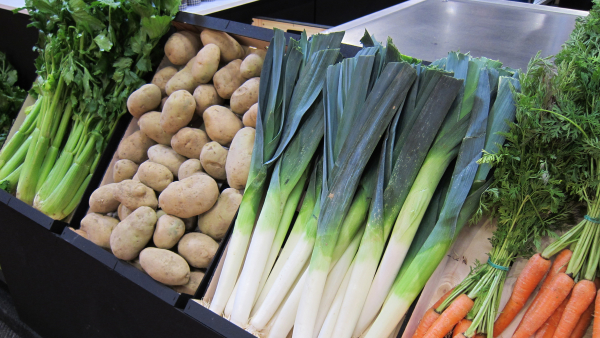 Archivo - Patatas, zanahorias en un mercado