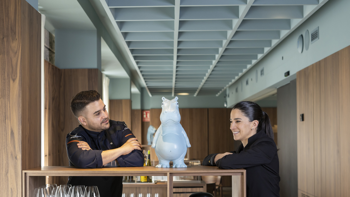 Ricardo Temiño, a los fogones, y Cristina Lázaro, en sala, son el alma de La Fábrica.