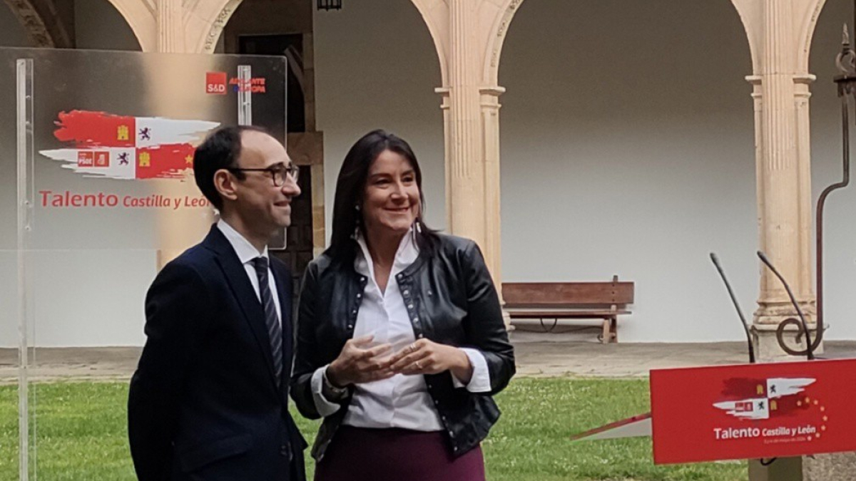 La secretaria de Organización del PSOE en CyL, Ana Sánchez, junto al secretario general del PSOE en Salamanca, David Serrada, en el Colegio Fonseca de Salamanca