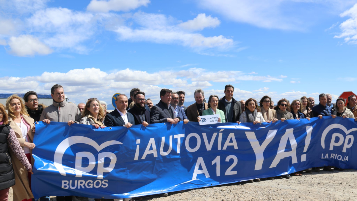 Los parlamentarios 'populares' posan tras la pancarta que exige la culminación de la A-12