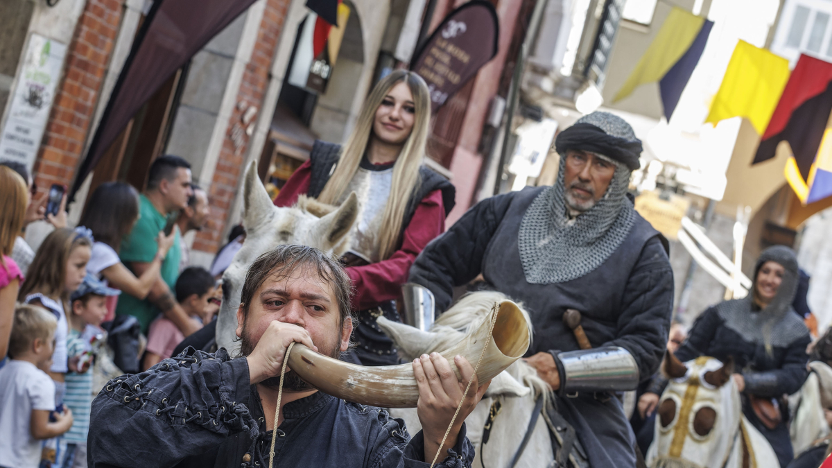 El desfile de las huestes cidianas por el centro suscita cada año gran interés.