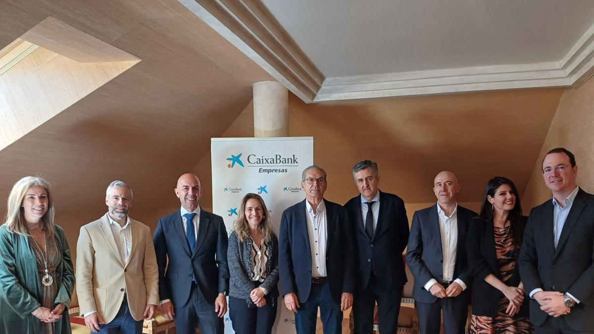 Participantes en la jornada de CaixaBank sobre transición verde de las empresas del sector agroalimentario en Salamanca