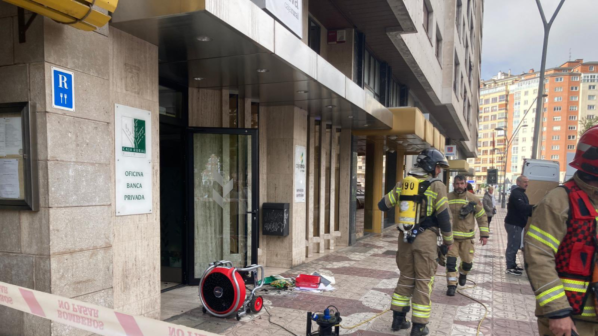 Incendio en la oficina de banda privada de Cajaviva en Burgos.