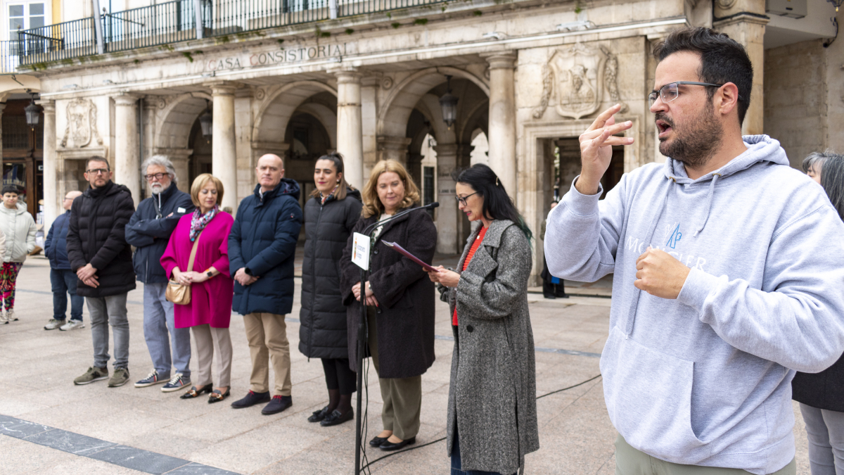 Nerea de Juan, trabajadora social de Hemobur, fue la encargada de leer la primera parte de la declaración institucional.