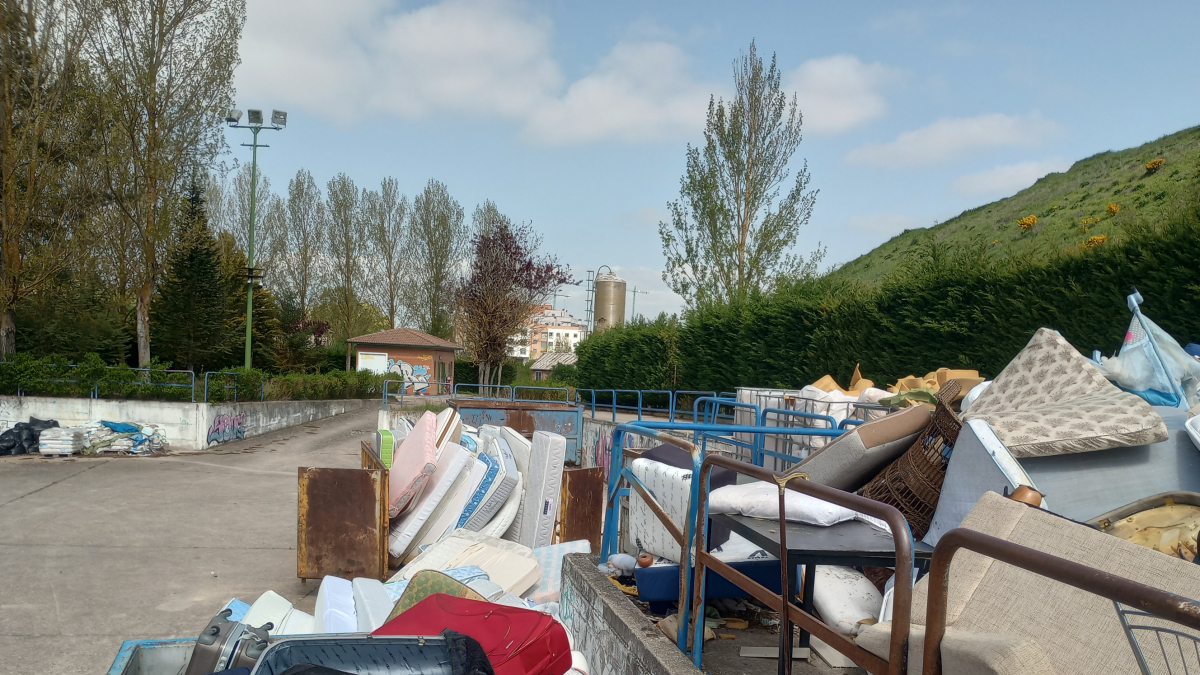 Residuos depositados en el punto limpio de la zona Sur como maletas, colchones o restos de sofás.