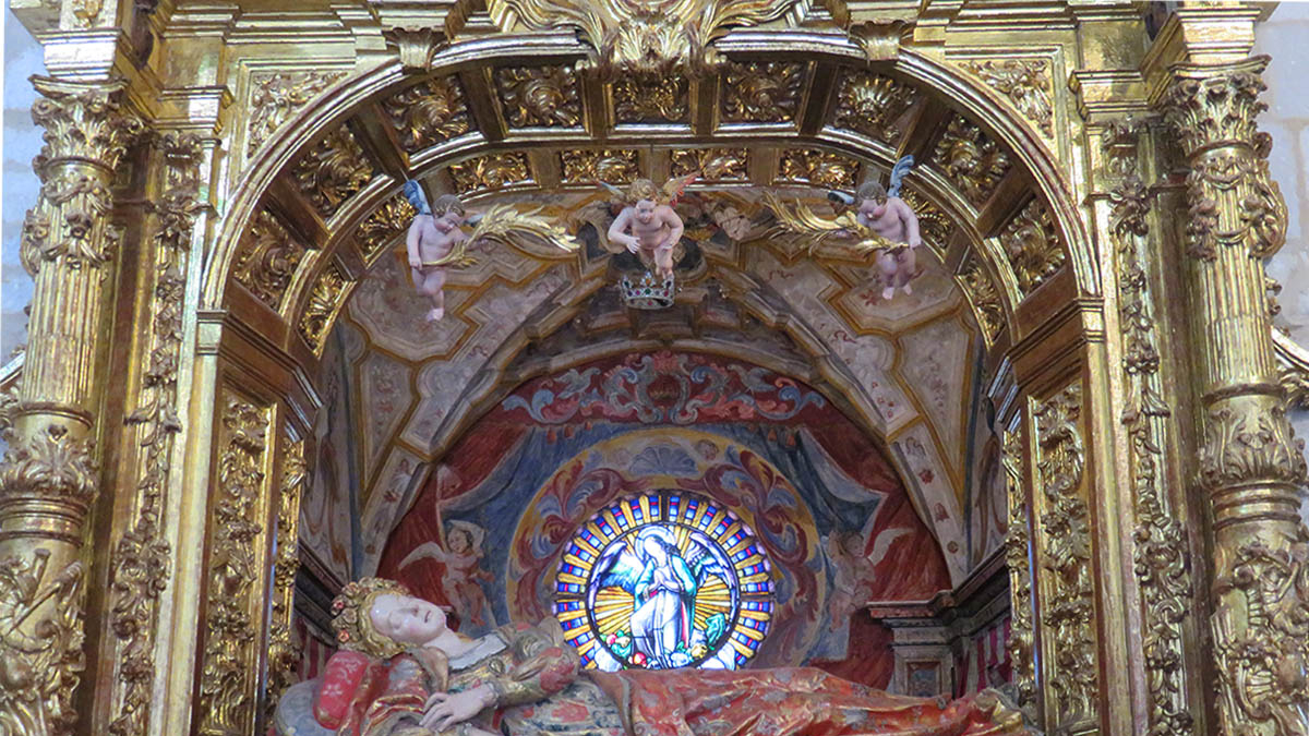 La icónica escultura de la santa, tallada por Diego de Siloe, preside el templo burebano.