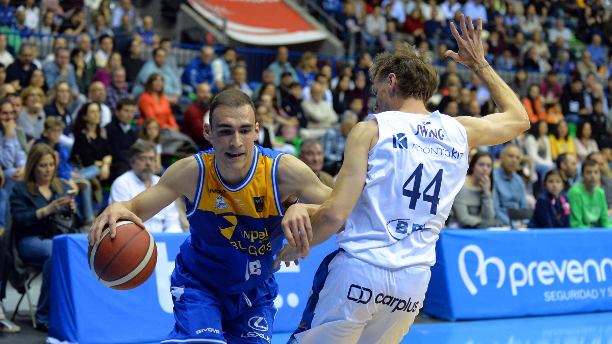 Imagen del partido entre el San Pablo Burgos y el Fuenlabrada.