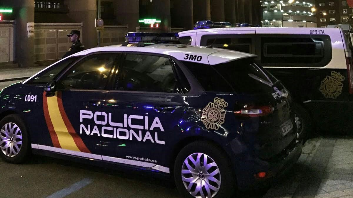 Imagen de dos vehículos policiales.
