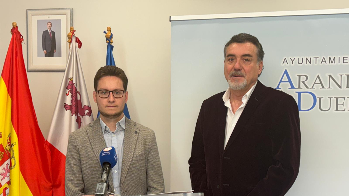 Antonio Linaje posa con el concejal de Hermanamientos y Cultura
