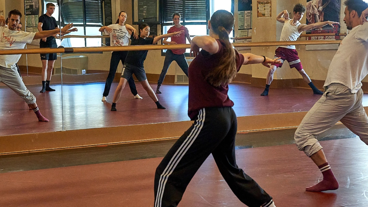 Los bailarines frente al espejo en la sala de ensayos del curso Internacional Summer Dance en la capital burgalesa.