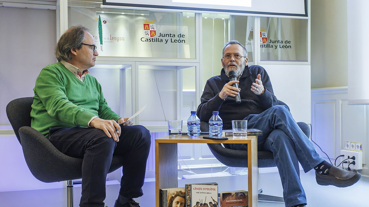 Jesús Bustamante (izq.) y José Antonio Abella mantuvieron una charla dentro del programa de la Feria Editantes.
