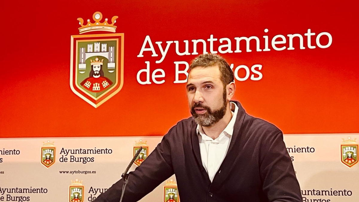Daniel Garabito, concejal socialista, en rueda de prensa en el Ayuntamiento de Burgos.