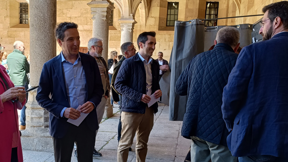 El candidato a rector de la USAL, Juan Manuel Corchado, antes de depositar su voto este martes en la jornada electoral