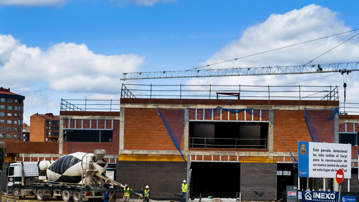 Algunos obreros realizan trabajos de adecuación de la zona de obras del Centro de Salud García Lorca en la tercera licitación de los trabajos.