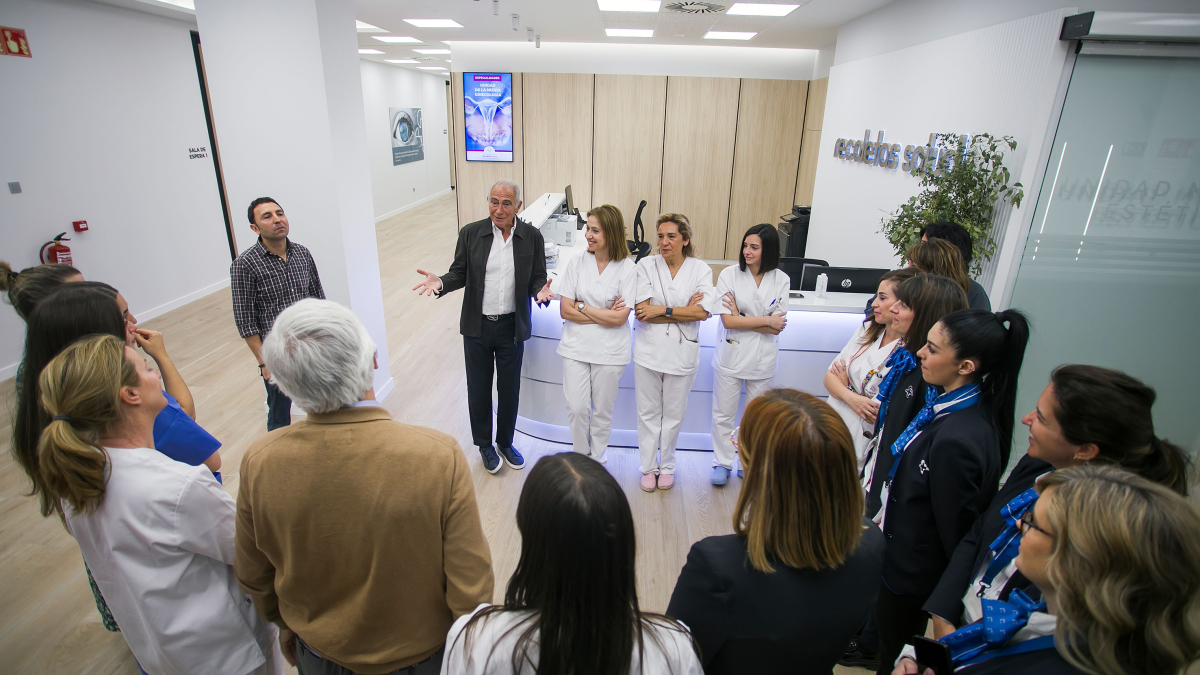 El presidente de Recoletas Salud, Amando Rodríguez, conversa con los integrantes de la plantilla del Centro Médico Virgen del Manzano