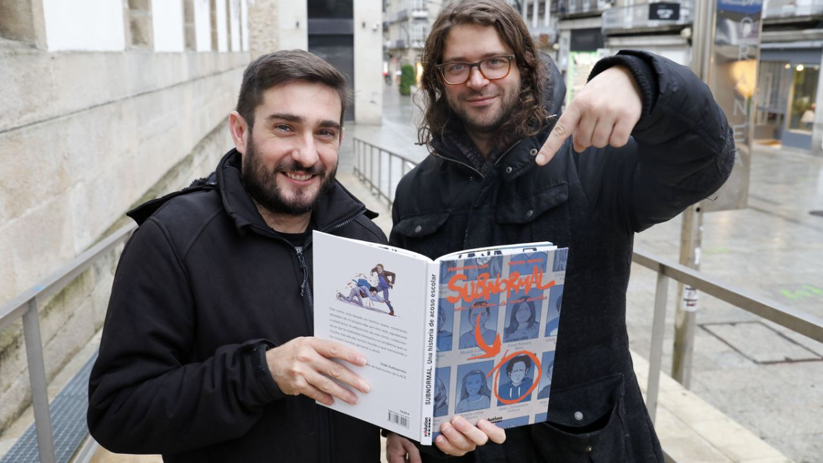 Fernando Llor y Miguel Porto, autores de 'Subnormal. Una historia de acoso escolar', basado en la dura experiencia de Iñaki Zubizarreta.