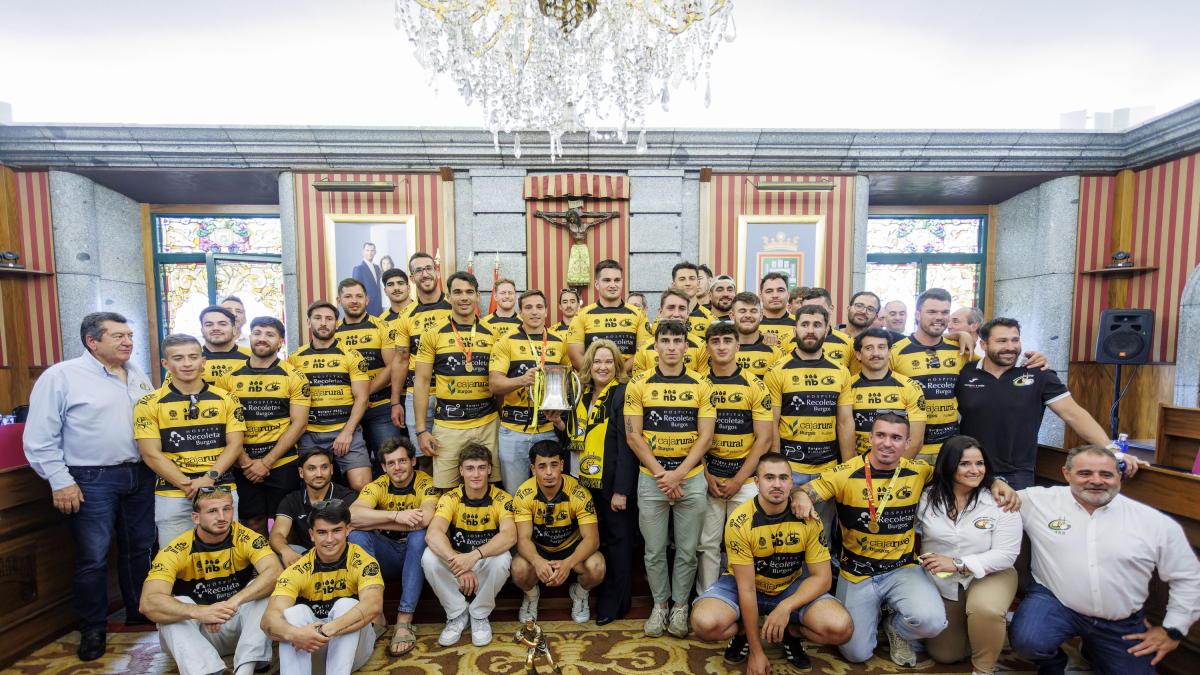 La plantilla del Recoletas Burgos Caja Rural, en el salón de Plenos, con la alcaldesa, Cristina Ayala, tras ganar la Copa del Rey.