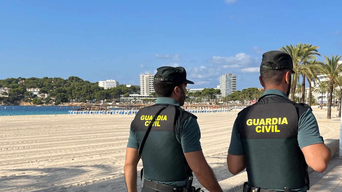 Archivo - Dos agentes de la Guardia Civil en una playa de Mallorca.