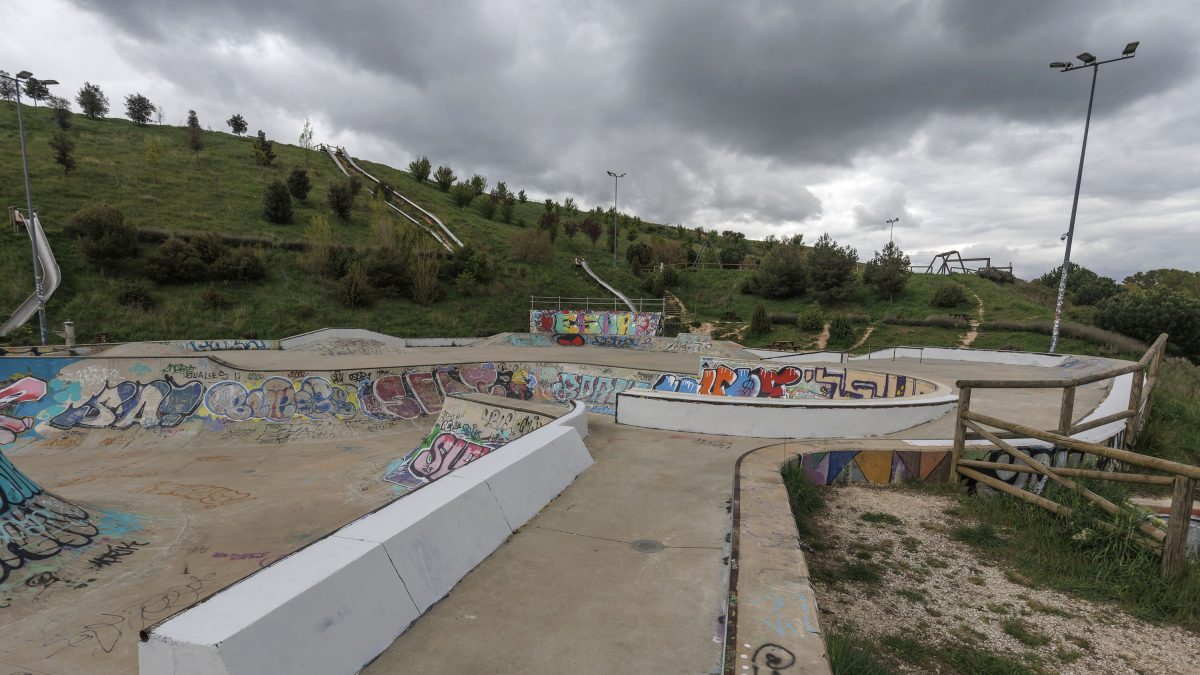 El cambio en las instalaciones comienza a ser visible. Las pintadas suponen un riesgo para los usuarios.