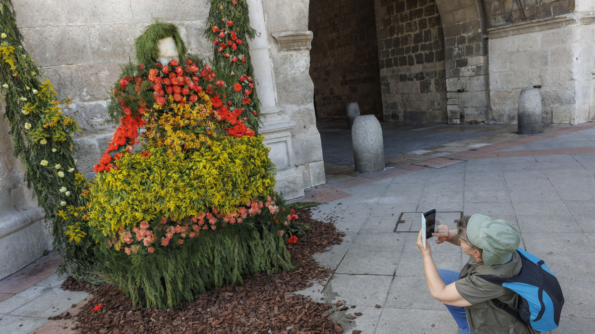 Las Meninas adornan el Arco de Santa María
