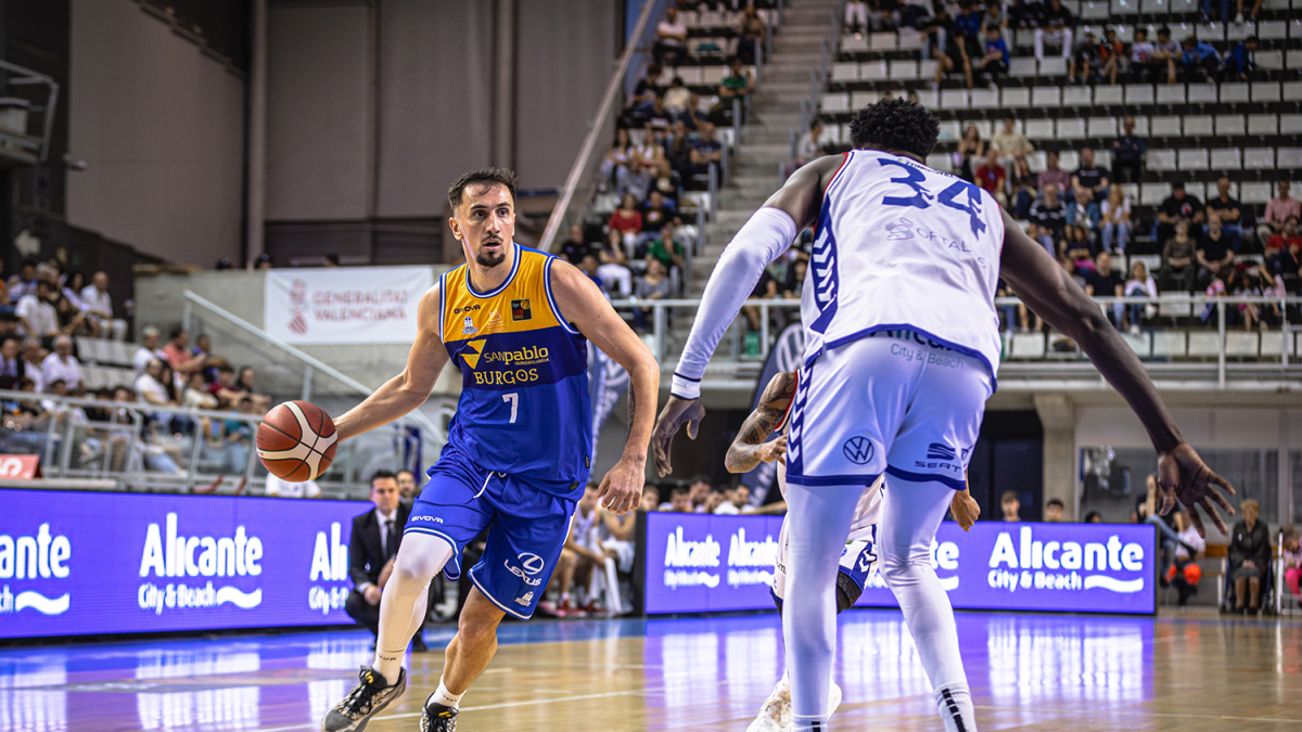 Atic lleva el balón en la cancha de Alicante.