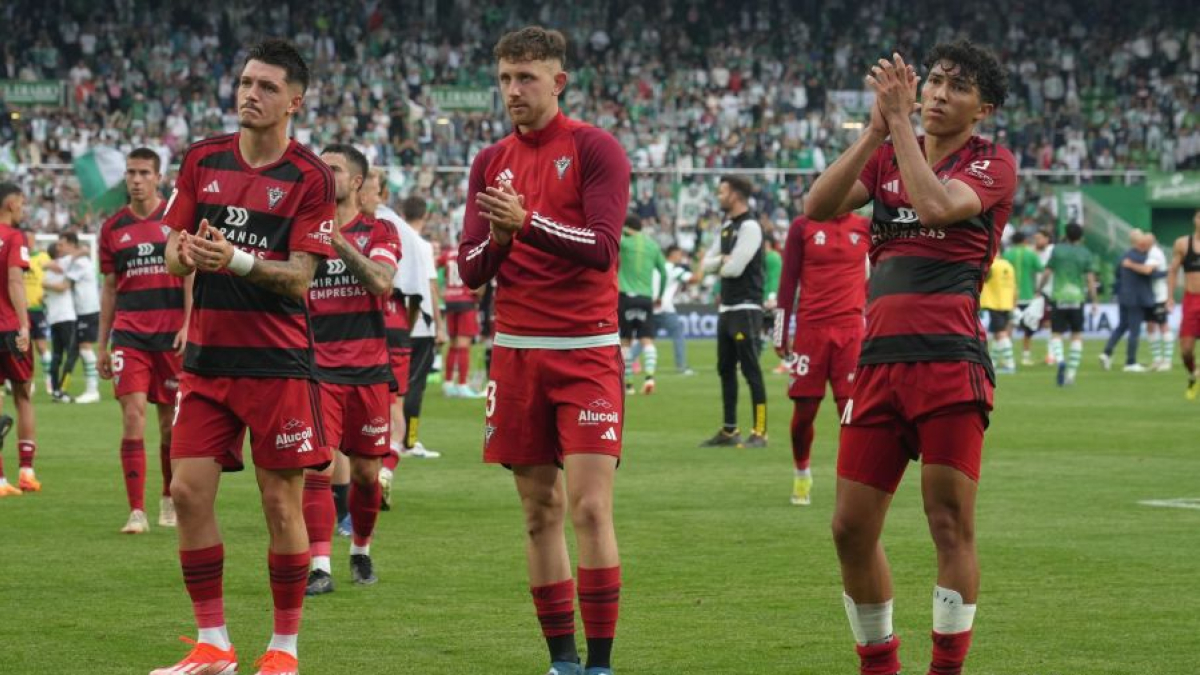 Los jugadores rojillos aplauden desde el césped a los aficionados mirandeses que se desplazaron a Santander para ofrecerles su apoyo.