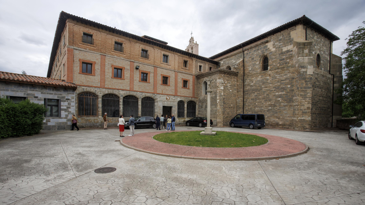 Vecinos de Belorado en las afueras del convento, donde permanecen atrincheradas las clarisas junto a José Ceacero tras anunciar el lunes su ruptura con la Iglesia.