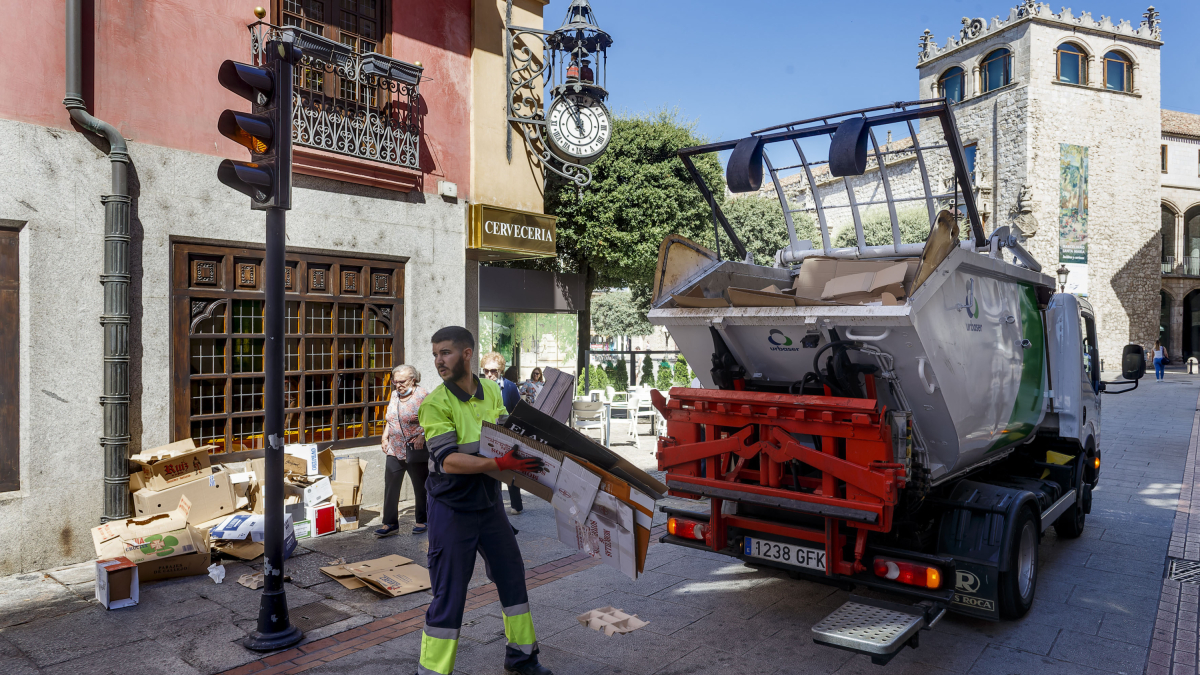 Un operario de Urbaser con el camión de recogida de cartones 'puerta a puerta'.