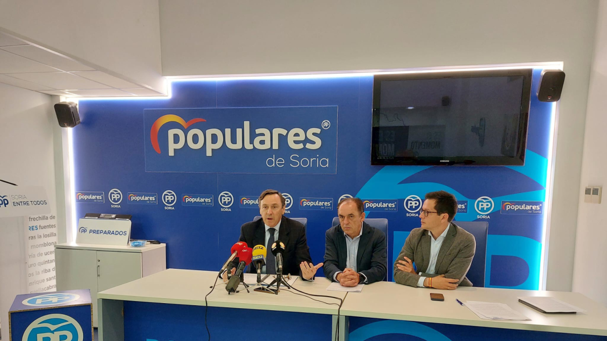 De izd a a dcha, Hernando, Serrano y Cabezón piden que se apliquen al máximo las ayudas al funcionamiento.