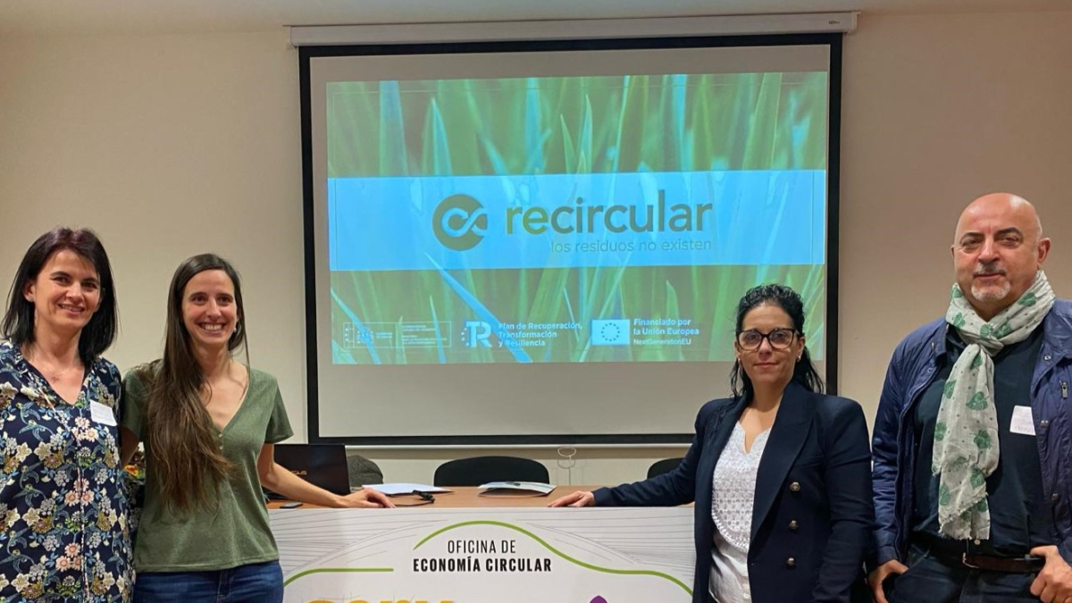 La presidenta de la Asociación de Empresarios del Polígono de Villalonquéjar, Silvia Pereda (segunda por la derecha) junto a directivos de la entidad durante la jornada.