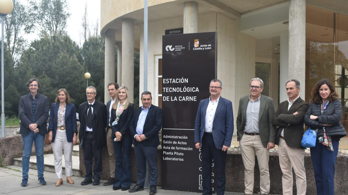 El consejero de Agricultura, Ganadería y Desarrollo Rural, Gerardo Dueñas, cuarto por la derecha, en su visita a la Estación Tecnológica de la Carne en Guijuelo (Salamanca)
