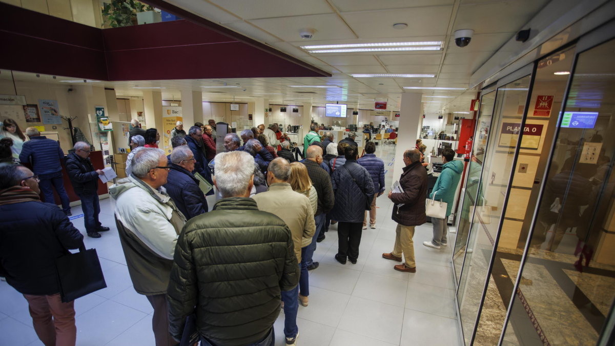 La planta baja del Ayuntamiento de Burgos, donde se ubica el registro municipal, presentaba este aspecto por la cantidad de mayores interesados.