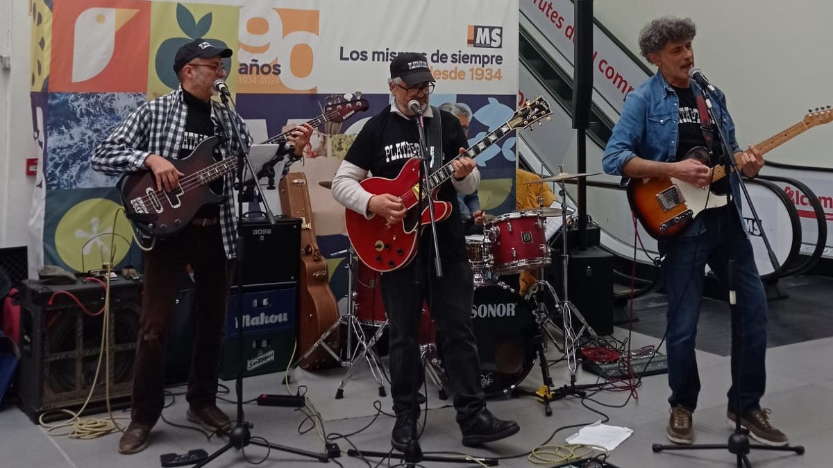 La banda burgalesa Plata o Plomo, durante su actuación en el Mercado Sur.