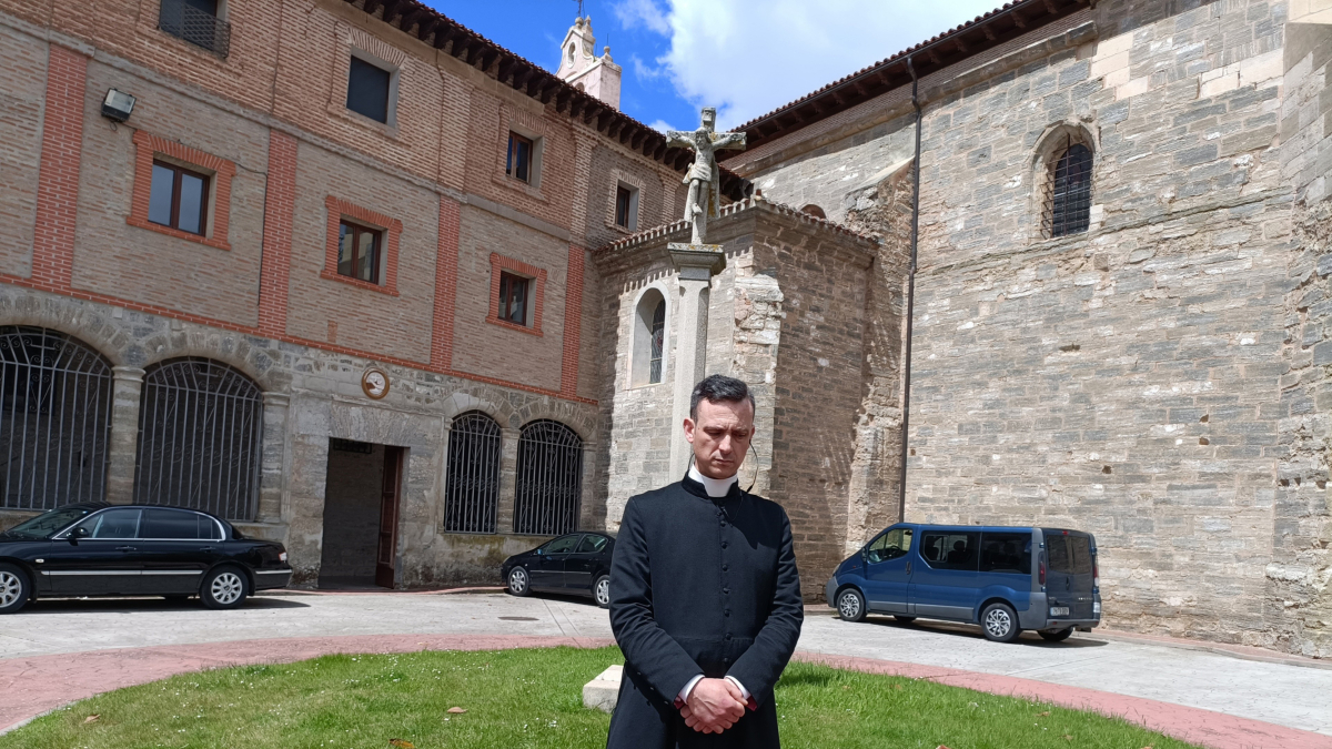 El portavoz de las monjas clarisas de Belorado, José Ceacero, ante los medios de comunicación.