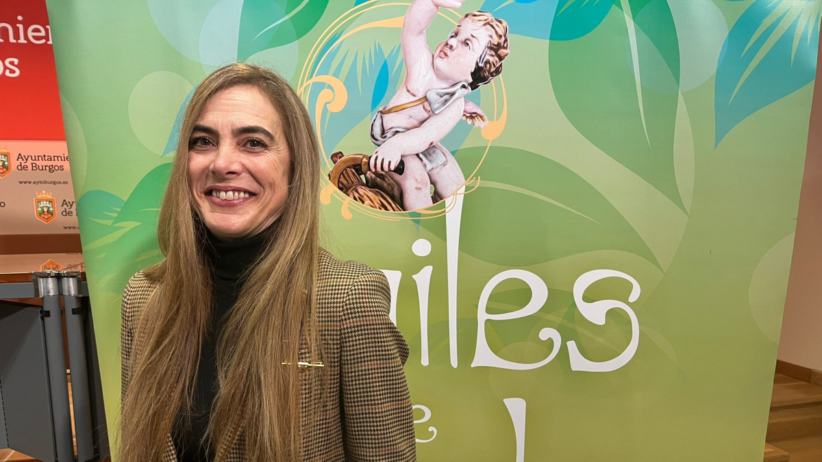 La edil de Festejos, Carolina Álvarez, junto al cartel de los bailes de tarde.